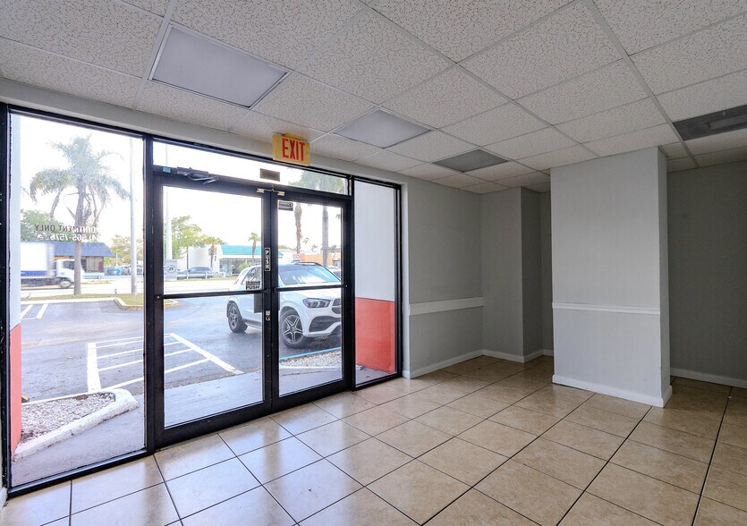More Photos Of 152 Ne 167th St, Miami Office For Sale
