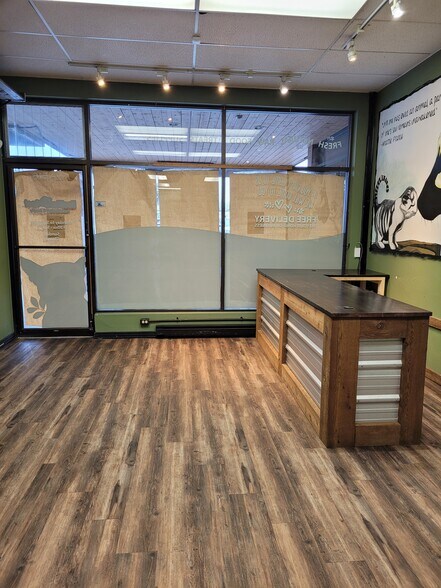 More Photos Of 1516-1590 Fairfield Rd, Victoria General Retail For Lease