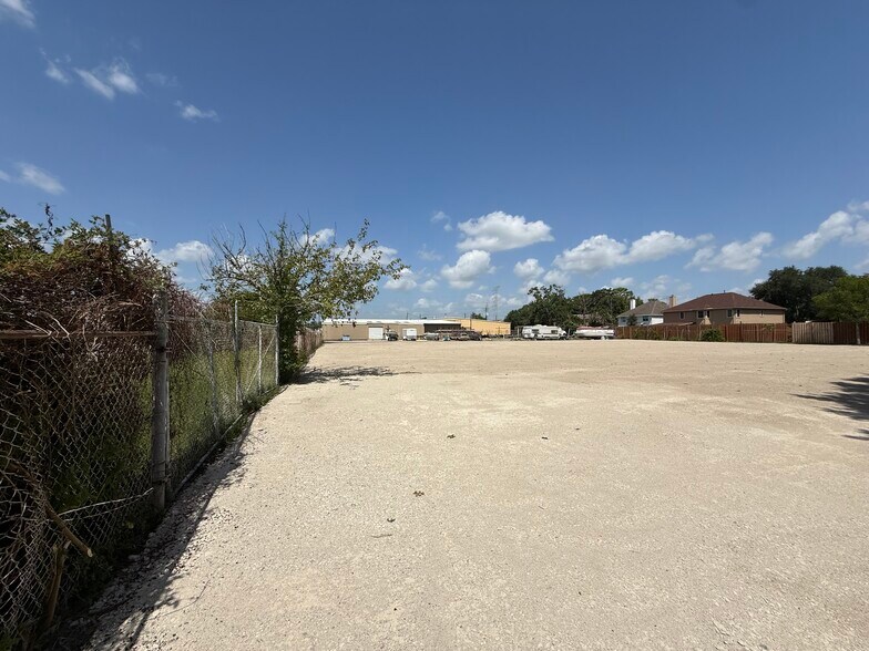 More Photos Of 1904 Hialeah Dr, Seabrook Light Manufacturing For Lease