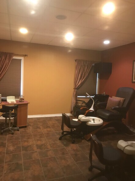 More Photos Of 130 Washington St, Rocky Hill Freestanding For Lease