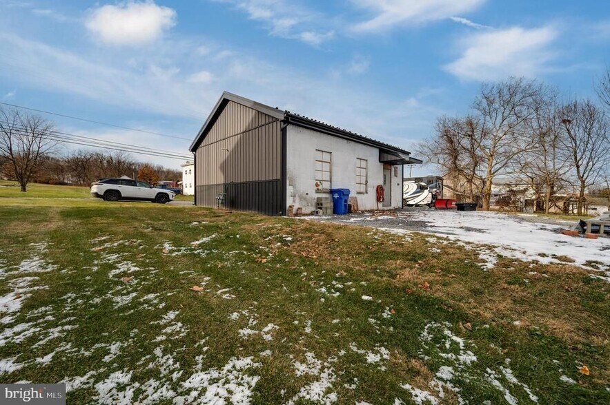 More Photos Of 519 Main St, Blandon Flex For Sale