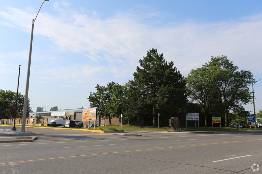 More Photos Of 1 Westside Dr, Toronto Light Distribution For Lease