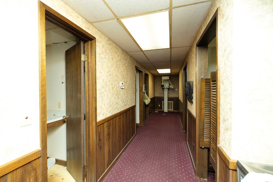 More Photos Of 504 N Poplar St, Peabody Medical For Sale