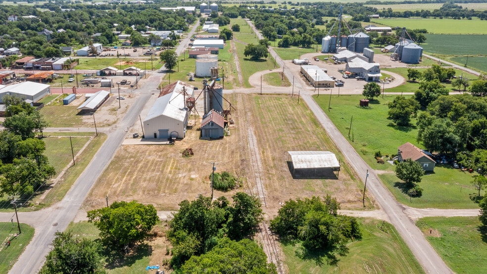 More Photos Of 151 5th St st, Honey Grove Flex For Sale