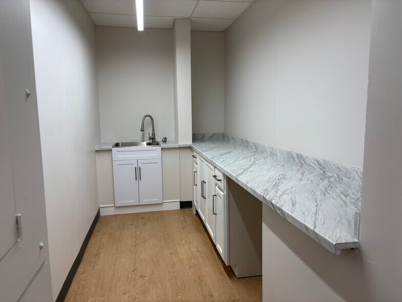 More Photos Of 115 N Geneva Rd, Vineyard Office For Lease