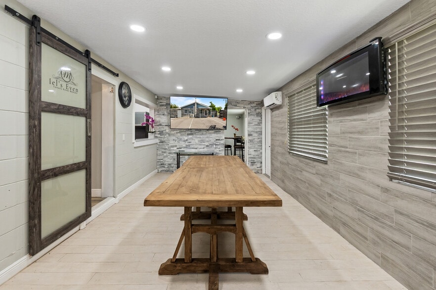 More Photos Of 5424 Edgewater Dr, Orlando Flex For Lease