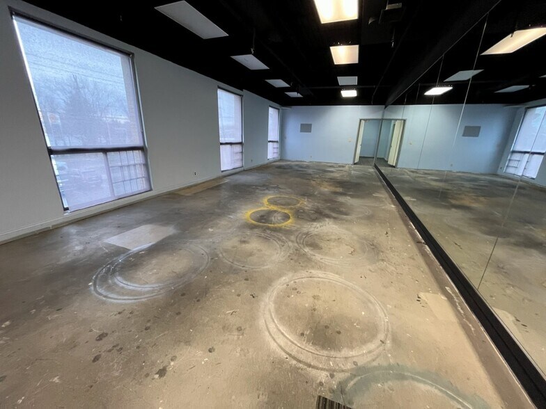 More Photos Of 601-605 Union Blvd, Totowa Showroom For Lease