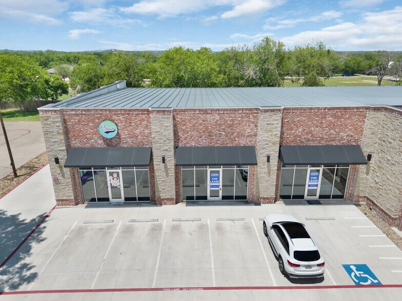 More Photos Of 1009 E 4th St, Lampasas Storefront For Lease