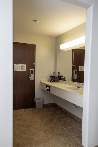 More Photos Of 1520 S Washington St, Du Quoin Hotel For Sale