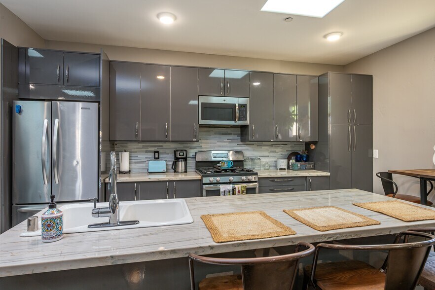 More Photos Of 4741 Point Loma Ave, San Diego Storefront Retail Residential For Sale