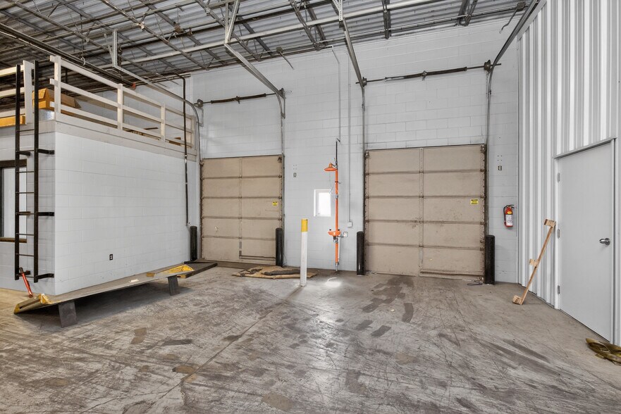 More Photos Of 1017 E 7th St N, Newton Office For Sale