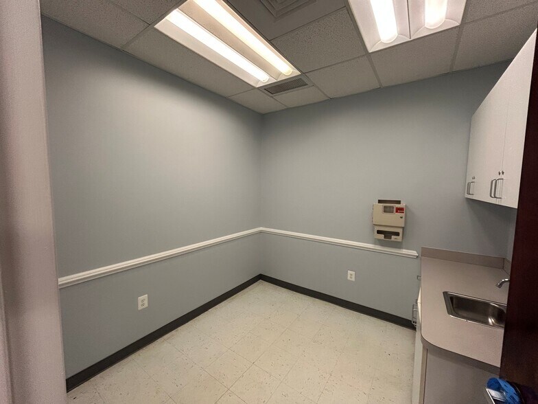More Photos Of 4550-4552 Empire Ct, Fredericksburg Office For Lease