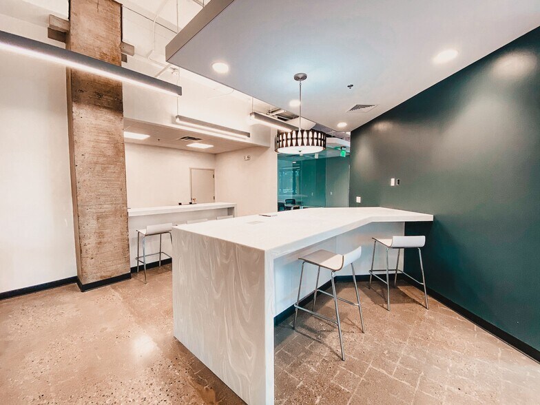 More Photos Of 8500 Keystone Crossing, Indianapolis Office For Lease