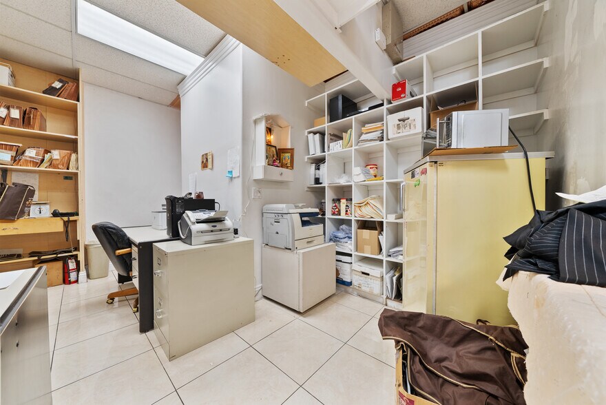 More Photos Of 12437 Ventura Blvd, Studio City Storefront For Lease