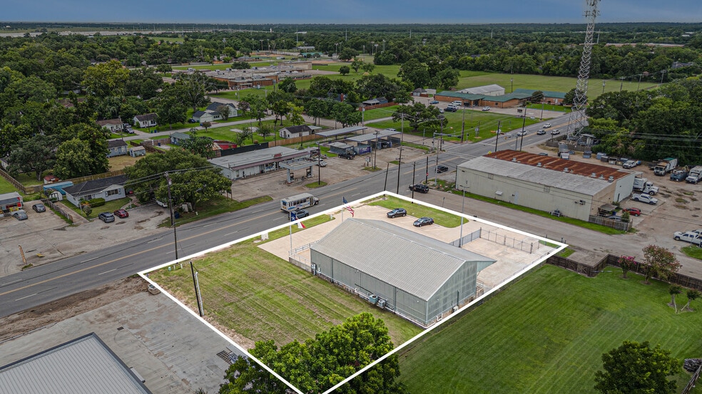 More Photos Of 110 N Walker St, Angleton Warehouse For Lease