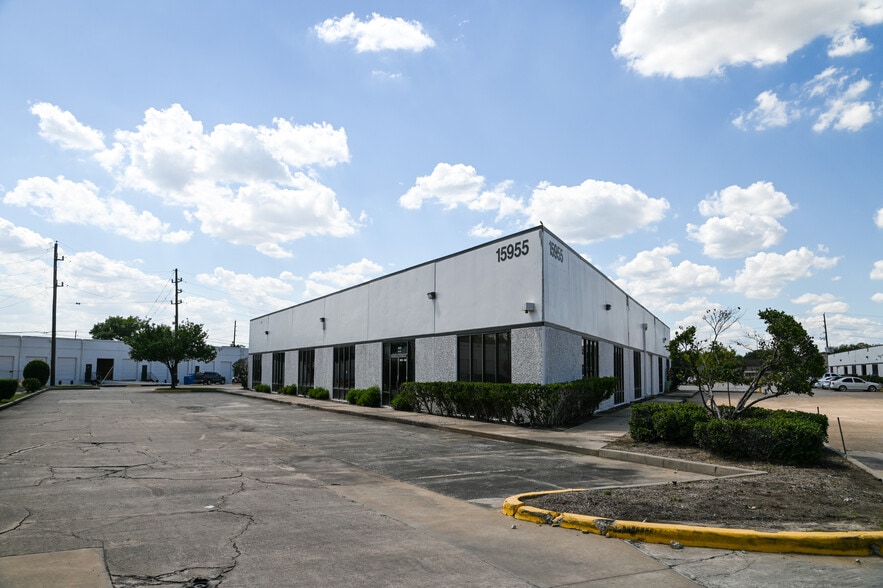 More Photos Of 15534 W Hardy Rd, Houston Unknown For Lease