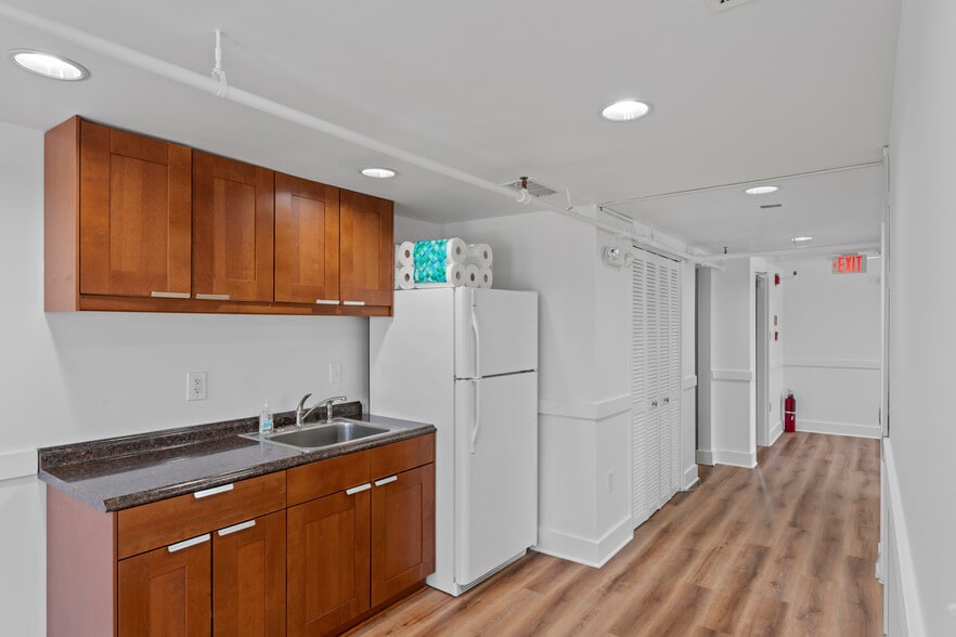 More Photos Of 100-122 E Broad St, Falls Church Office For Sale