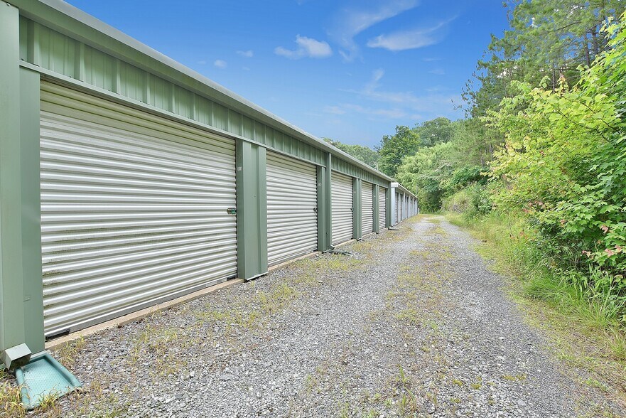 More Photos Of 33 Macon Dr, Cataula Showroom For Sale