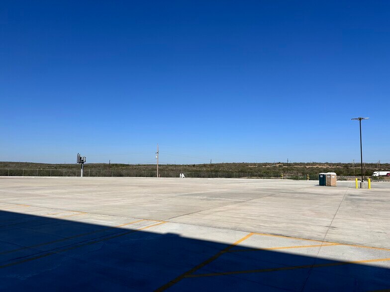 More Photos Of 19926 Kraus Lp, Laredo Distribution For Sale