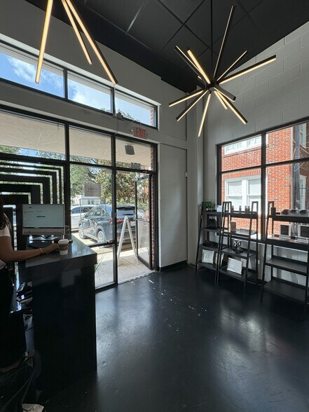 More Photos Of 504 W Gray St, Houston Freestanding For Lease