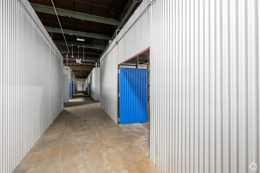 More Photos Of 567-575 N Midland Ave, Saddle Brook Warehouse For Lease