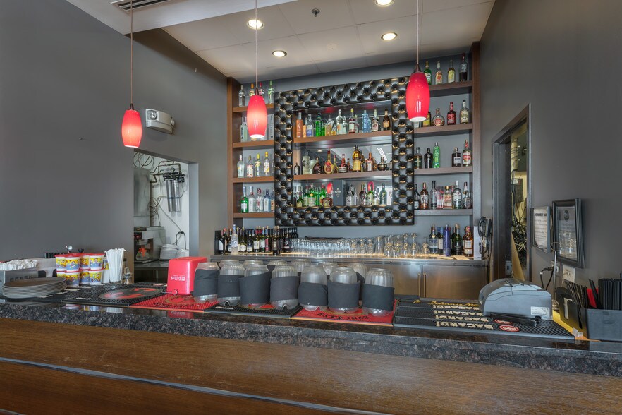 More Photos Of 675 W Golf Rd, Hoffman Estates Storefront For Lease