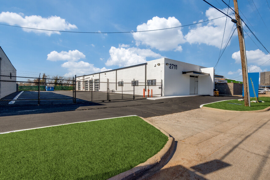 More Photos Of 2711 Irving Blvd, Dallas Light Distribution For Lease