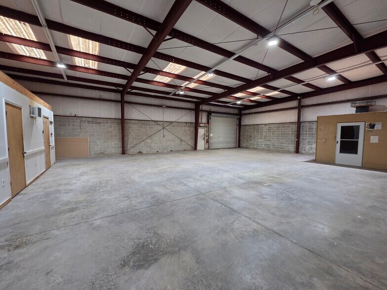 More Photos Of 6800 Edgewater Commerce Pky, Orlando Warehouse For Sale
