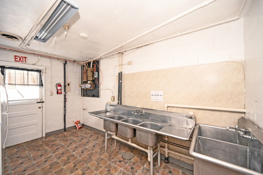 More Photos Of 6999 Colerain Ave, Cincinnati Storefront Retail Office For Lease