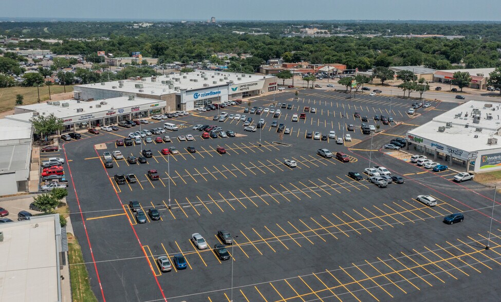More Photos Of 1050 N Westmoreland Rd, Dallas Unknown For Lease
