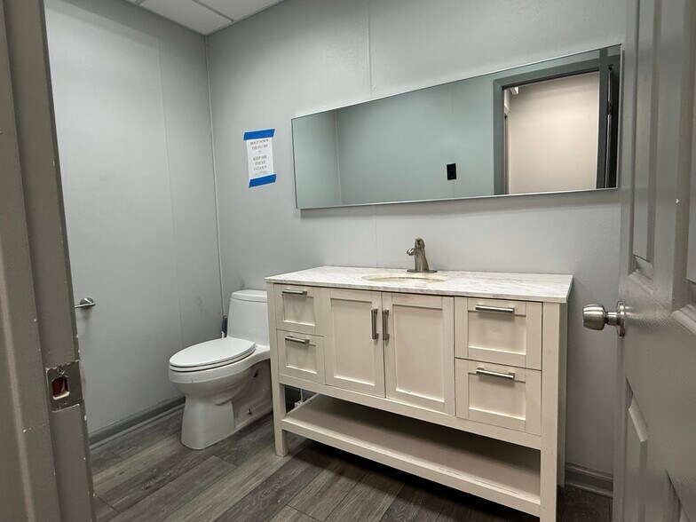 More Photos Of 5710 Star Ln, Houston Warehouse For Lease