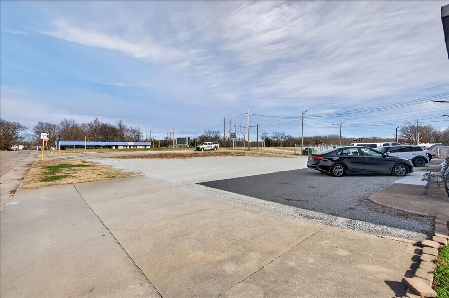 More Photos Of 218 S Comanche Ave, Bartlesville Auto Repair For Sale