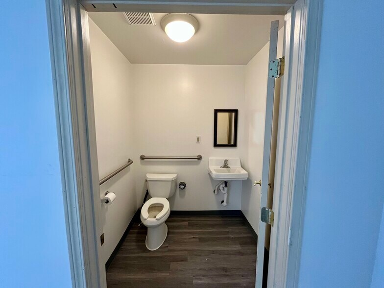 More Photos Of 1730 NE Broadway St, Portland Storefront For Lease