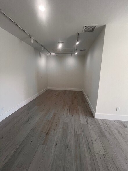 More Photos Of 2407 Periwinkle Way, Sanibel Unknown For Lease