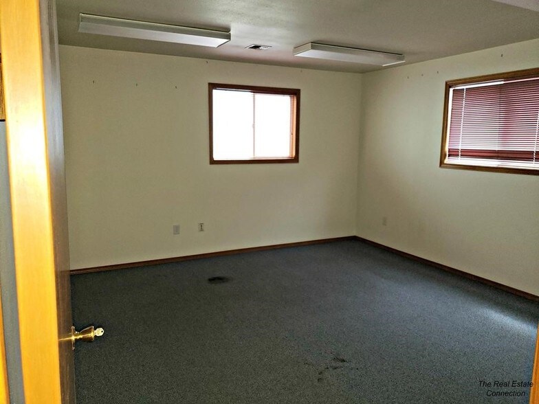 More Photos Of 415 Alan Rd, Powell Distribution For Lease