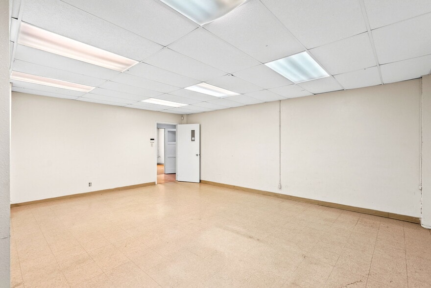 More Photos Of 1701 W Woodlawn Ave, San Antonio Religious Facility For Sale