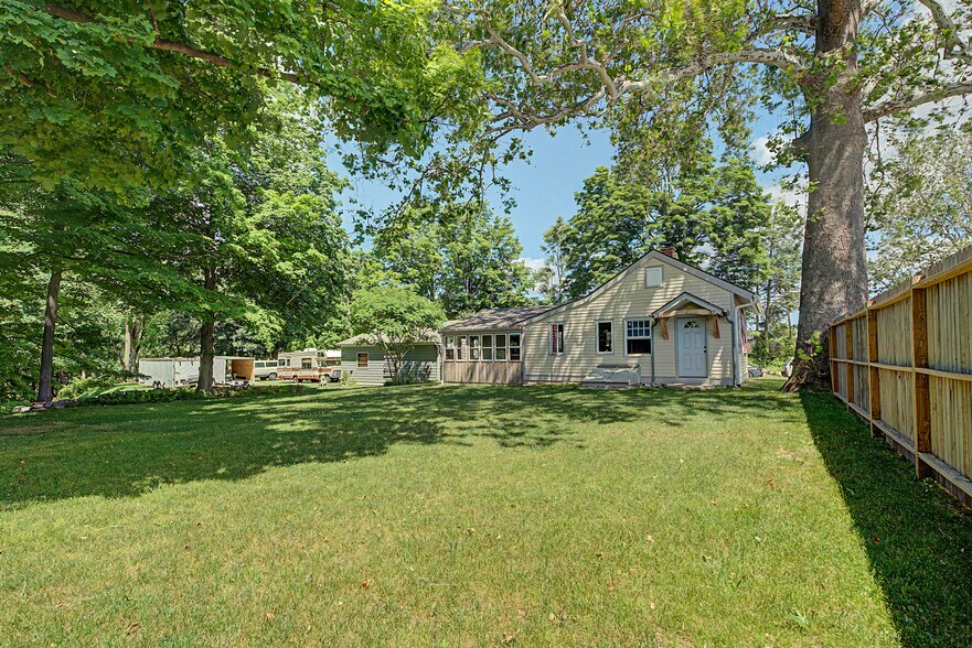 More Photos Of 16 Old New Milford Rd, Brookfield Flex For Sale