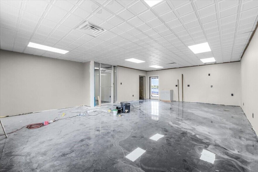 More Photos Of 3206 W Us Highway 377, Granbury Flex For Sale