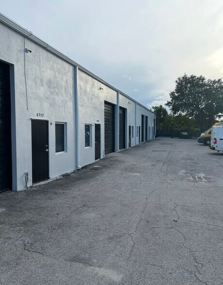 More Photos Of 5713-5727 NE 14th Ave, Fort Lauderdale Warehouse For Lease