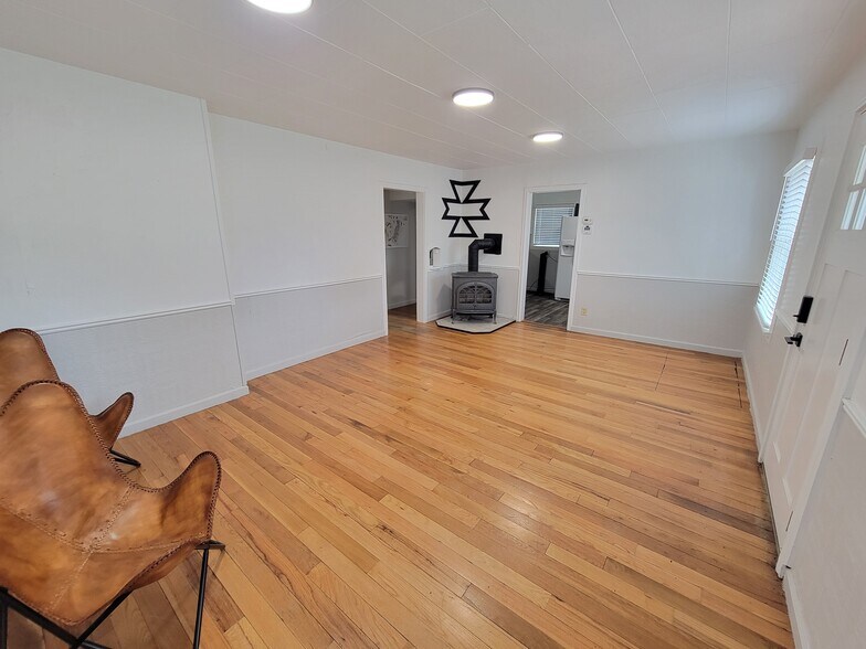 More Photos Of 336 NW 7th St, Redmond Office For Sale