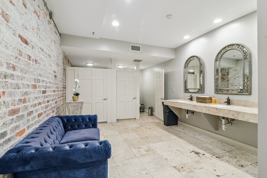 More Photos Of 755 Tchoupitoulas St, New Orleans Restaurant For Sale