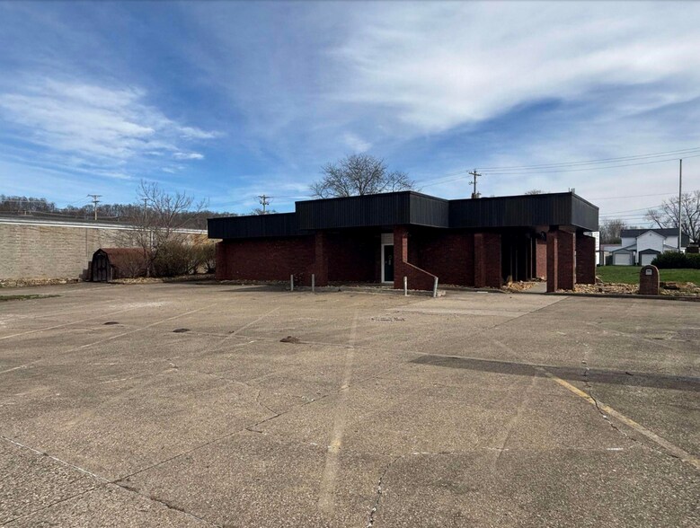 More Photos Of 990 2nd Ave, Gallipolis Freestanding For Lease