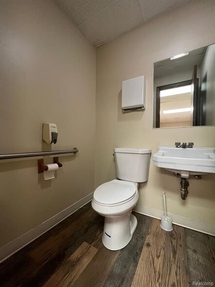 More Photos Of 2710 W Court St, Flint Office For Sale