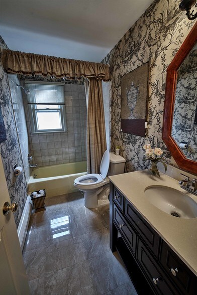 More Photos Of 584 State Rt 17, Ridgewood Office Residential For Lease