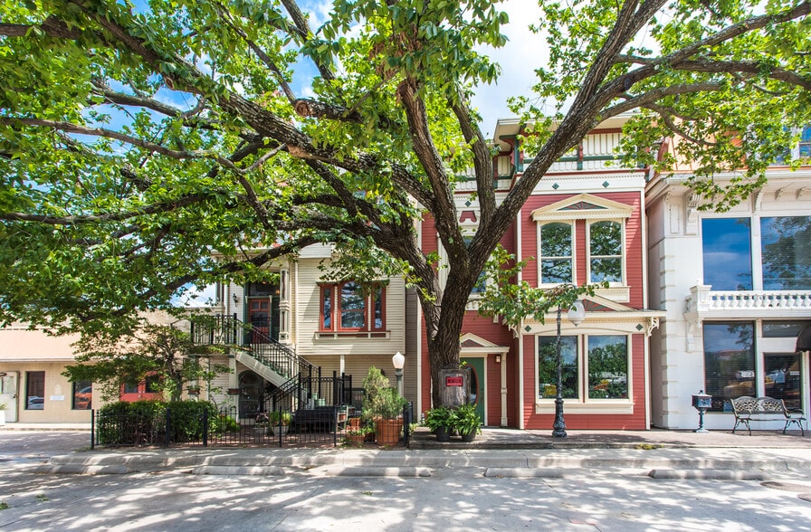 More Photos Of 4821 Broadway St, Addison Office For Sale