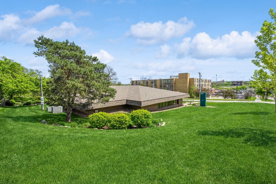 More Photos Of 303 University Ave, Des Moines Medical For Sale