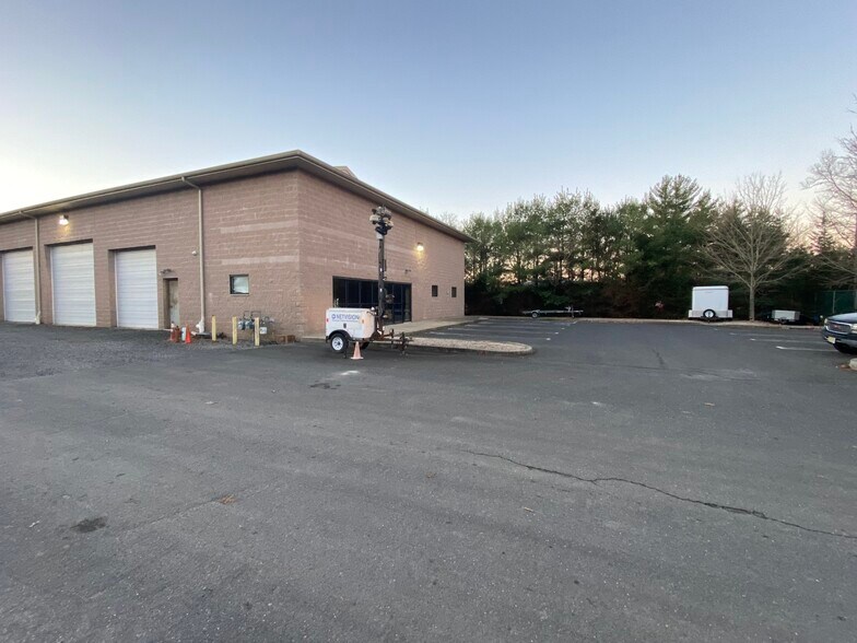 More Photos Of 27 Gladney Ave, Bayville Warehouse For Lease