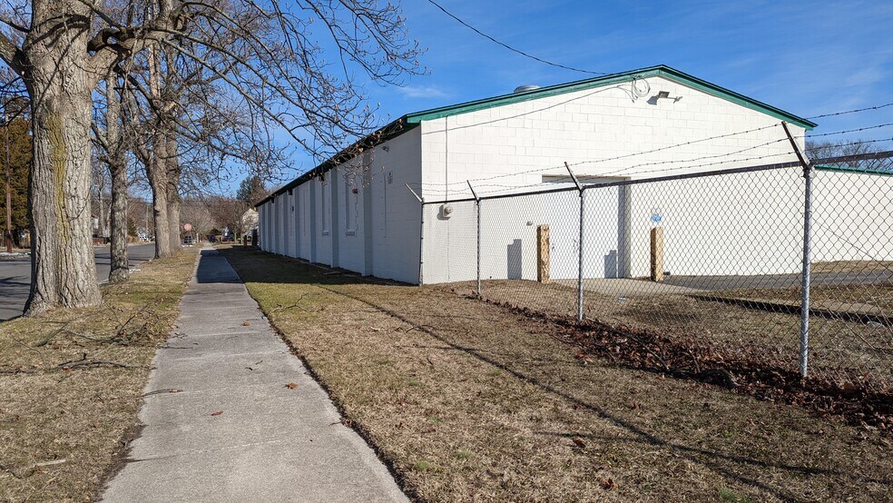 More Photos Of 717 Longfellow St, Woodbine Warehouse For Lease