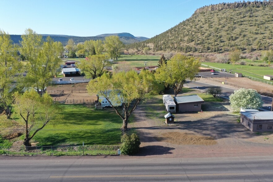 Primary Photo Of 972 S Main St, Prineville Flex For Sale