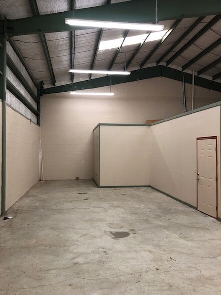 More Photos Of 3814 Acushnet Dr, Corpus Christi Light Manufacturing For Lease